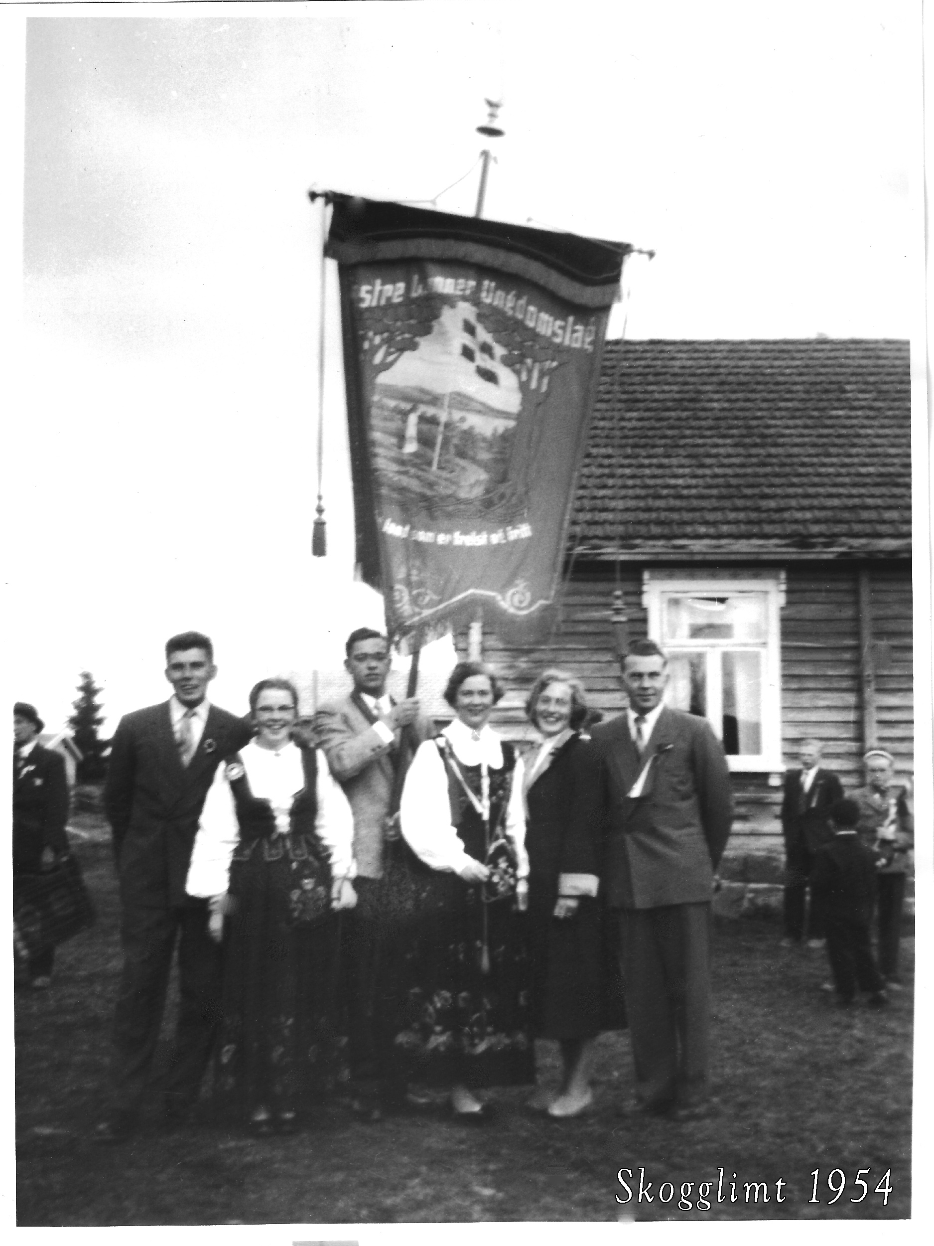 Fra venstre: Lars Ballangrud, Anni Finstad, Ivar Svensbråten, Solveig Sundvoll, Åse Svensbråten, f. Granli, og Mikael Kiserud. Bak til høyre i konfirmasjonsdress Thorstein S. Roen. Bildet er utlånt av Åge M. Strand.