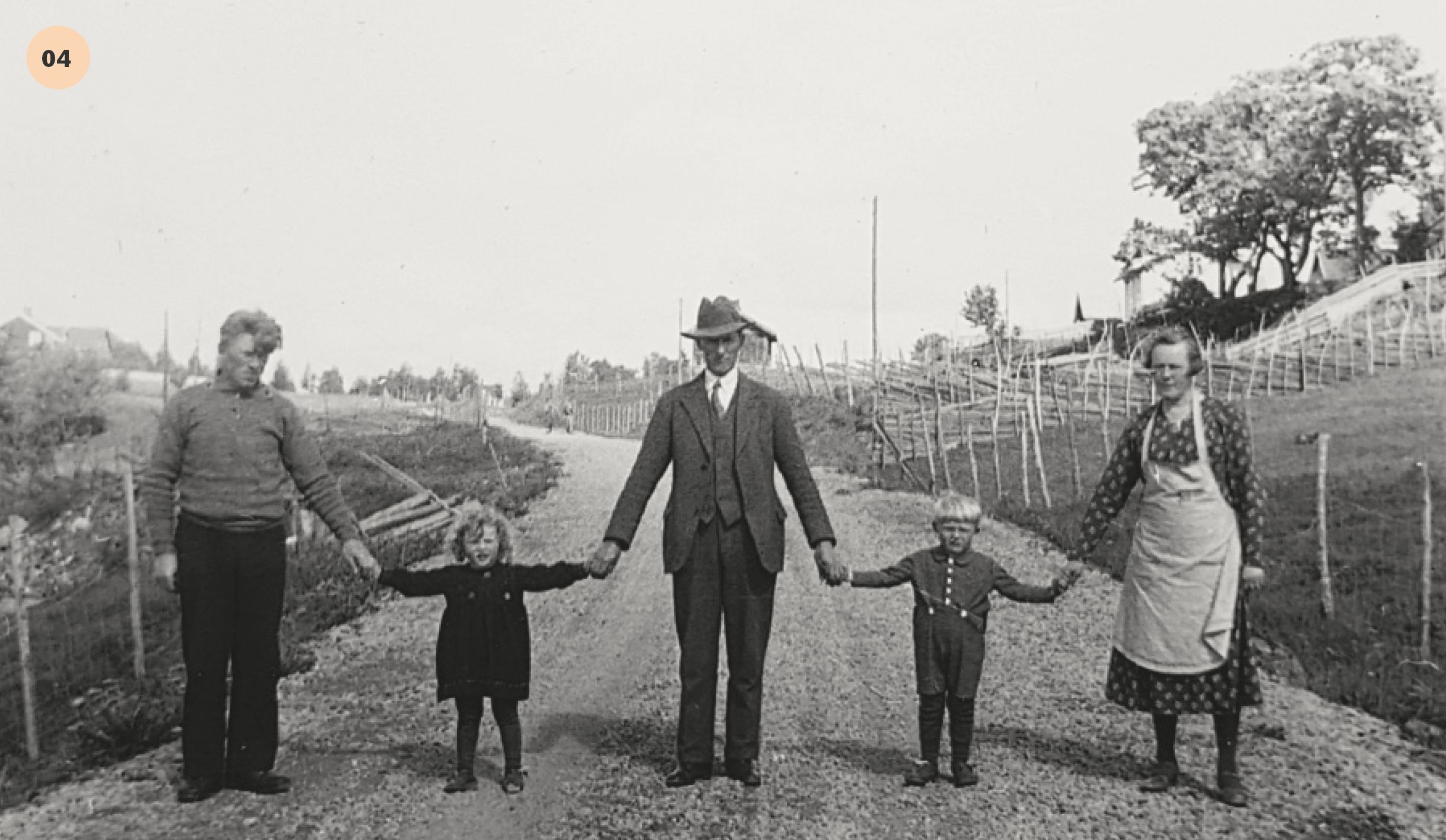 Hans og Borghild Bolken Heier med
sine barn Berthe og Lars og i midten
onkelen deres, Ola Bolken, viser bredden
på ny-vegen. Bildet er utlånt Brit Bolken
Ballangrud.