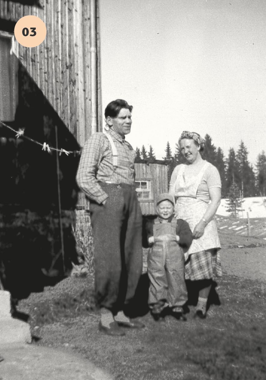 Bildet er tatt i 1954 og
viser Oline og Johannes Henriksveen
som bodde på Finnlaus. Oline er vokst
opp på Finnlaus og Johannes flyttet
dit fra Snertingdal. Hvem som er på
besøk, er det ikke mulig å gjenkjenne.