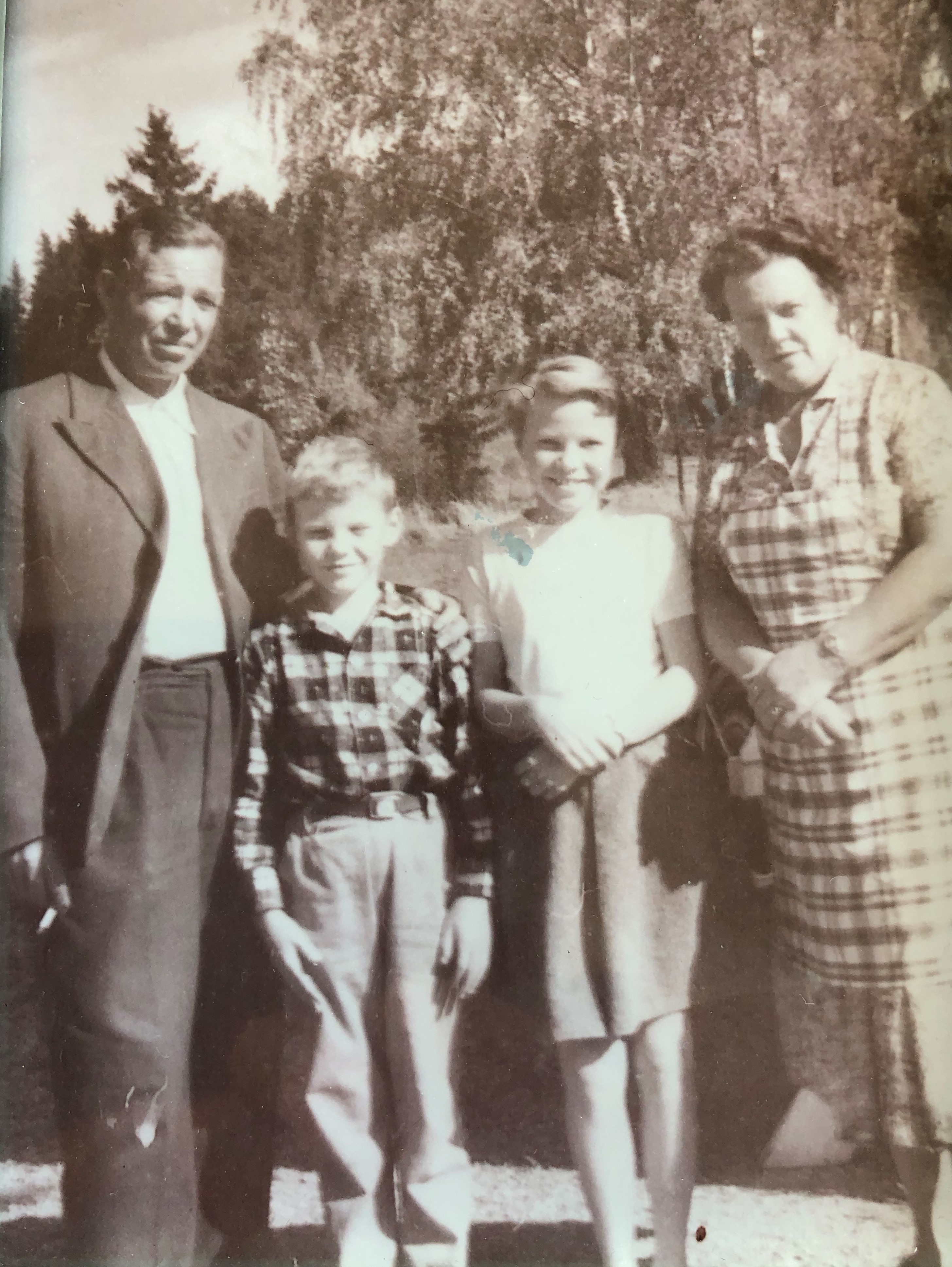 Lærer Jens Velo sammen med familien ca. 1957, f.v. Jens Olav, Anne
og Karen. Bildet er utlånt av Jens Olav Velo.