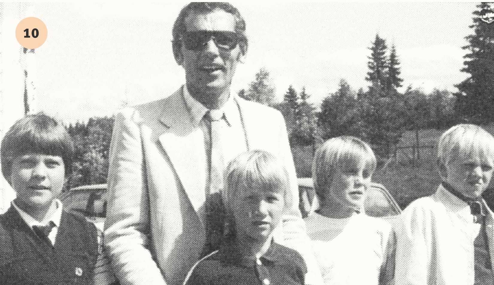 Siste skoledag for Mons Erik Baardseth, juni 1983, sammen med noen av
gutta i 5. klasse, f.v. Bent E. Western, Anders Eriksen, Henning Berg, Tor Olav Finni.
Kilde: Løken skole 110 år.