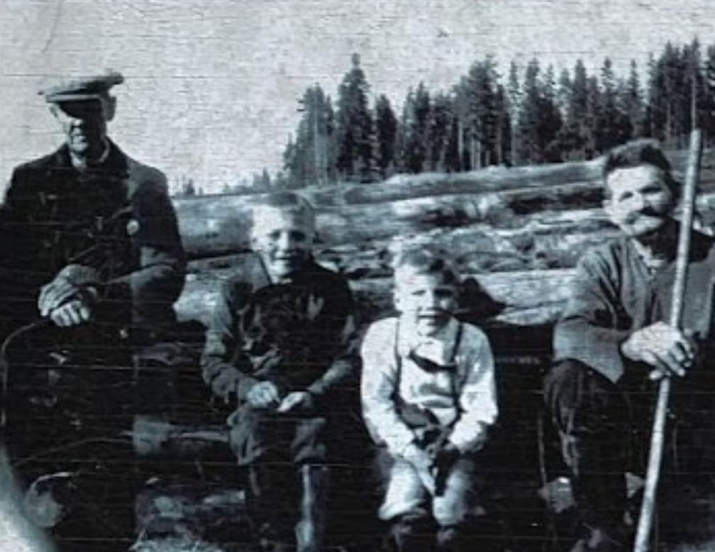 Til høyre på dette bildet sitter Edvard Berg. Til venstre står Markus Juliussen som reiste inn til Oldsaksamlingen
i Oslo med gjenstandene. Markus Juliussen er svogeren til Edvard. De to guttene i midten er Edvard&rsquo;s
barnebarn Edvin (t.v.) og Asbjørn. (Utlån: Asbjørn Berg)