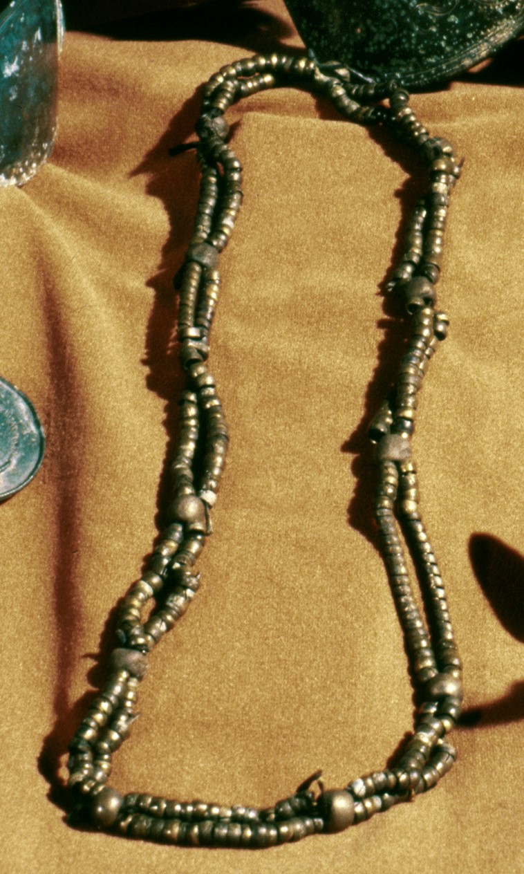 Perlekjedet består av 353 bronseperler som er trædd på to tynne lærsnorer. De fleste av perlene
er laget enkeltvis av små bronsebånd. Noen få er laget av viklet bronsetråd og ser ut som perler, mens
de egentlig er et sammenhengende bånd. De største perlene er støpt.